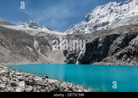 Wandern zur Lagune 69 türkisfarbenes Wasser schneebedeckte peruanische anden cordillera blanca felsige Landschaft Stockfoto