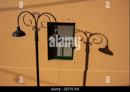 09.05.2018, Sydney, New South Wales, Australien - EINE Straßenleuchte wirft einen Schatten auf ein Gebäude im Rocks District in Sydney. [Automatisierte Übersetzung] Stockfoto