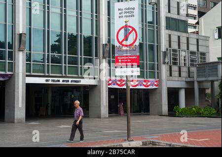 29.07.2018, Singapur, Republik Singapur, Asien - EIN Verbotsschild in Chinatown zeigt an, dass Elektro-Roller auf den Straßen verboten sind. Die Straftäter haften für eine Höchststrafe von 5.000 Singapur-Dollar oder 6 Monaten Haft. [Automatisierte Übersetzung] Stockfoto