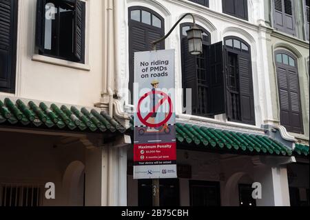 29.07.2018, Singapur, Republik Singapur, Asien - EIN Verbotsschild in Chinatown zeigt an, dass Elektro-Roller auf den Straßen verboten sind. Die Straftäter haften für eine Höchststrafe von 5.000 Singapur-Dollar oder 6 Monaten Haft. [Automatisierte Übersetzung] Stockfoto