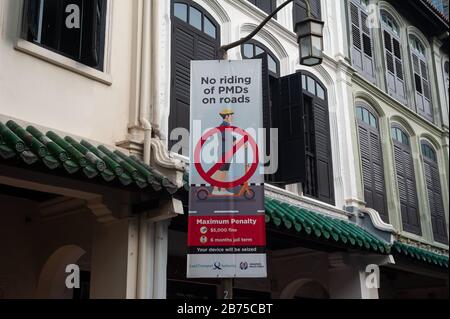 29.07.2018, Singapur, Republik Singapur, Asien - EIN Verbotsschild in Chinatown zeigt an, dass Elektro-Roller auf den Straßen verboten sind. Die Straftäter haften für eine Höchststrafe von 5.000 Singapur-Dollar oder 6 Monaten Haft. [Automatisierte Übersetzung] Stockfoto