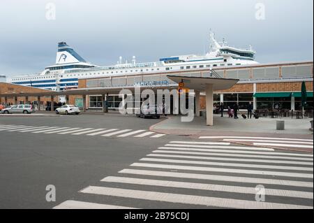 24.06.2018, Helsinki, Finnland, Europa - Zugang zum Olympia-Terminal im Südhafen von Helsinki, wo eine Kreuzfahrtfähre der Silja-Linie angedockt ist. Silja Line ist einer der Markennamen für Passagier- und Frachtdienste, die von der zwischen Finnland und Schweden operierenden, zur Tallink-Gruppe gehörenden Schiffahrtsgesellschaft Tallink Silja Oy erbracht werden. [Automatisierte Übersetzung] Stockfoto