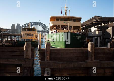 06.05.2018, Sydney, New South Wales, Australien - EINE Fähre im Circular Quay Hafen mit der Sydney Harbour Bridge im Hintergrund. [Automatisierte Übersetzung] Stockfoto