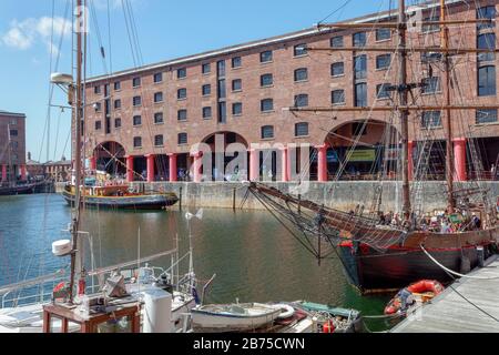 Segelschiffe und der historische Schlepper Brocklebank in Albert Dock, mit Merseyside Maritime Museum im Hintergrund Stockfoto