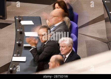 Verschwommen und unscharf nach langer Belichtung sehen die Minister auf der Regierungsbank im Deutschen Bundestag verschwommen aus. Von oben nach unten: Katarina Barley, Bundesministerin für Justiz und Konsumentenschutz, Peter Altmaier, Bundesminister für Wirtschaft und Energie, Heiko Maas, Bundesminister für Auswärtige Angelegenheiten, Horst Seehofer, Bundesminister für Inneres, Bau und Inneres, Olaf Scholz, Bundesfinanzminister. [Automatisierte Übersetzung] Stockfoto