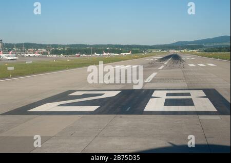 26.05.2017, Zuerich, Schweiz, Europa - EIN Blick auf die Landebahn am internationalen Flughafen Zuerich-Kloten [automatisierte Übersetzung] Stockfoto