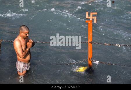 13.03.2010, Haridwar, Uttarakhand, Indien, Asien - EIN frommer Hindu betet während des religiösen Hindu-Festivals Kumbh Mela im heiligen Fluss Ganges. [Automatisierte Übersetzung] Stockfoto