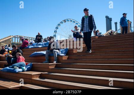 23.06.2018 - Helsinki, Finnland, Europa - Menschen, die auf der Treppe zur Dachterrasse des Allas Sea Pool sitzen. [Automatisierte Übersetzung] Stockfoto