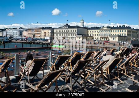 23.06.2018 - Helsinki, Finnland, Europa - BLICK auf die Terrasse des Allas Sea Pools mit Hafen, Marktplatz und Präsidentenpalast im Hintergrund. [Automatisierte Übersetzung] Stockfoto