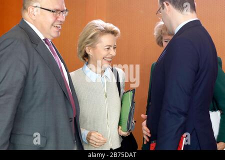 Bundesminister für Wirtschaft und Energie Peter Altmaier, CDU, Linke, lacht vor einer Kabinettssitzung im Kanzleramt mit Bundesverteidigungsministerin Ursula von der Leyen, CDU, Zentrum, Kultusministerin Monika Grueters, CDU, und Bundesgesundheitsminister Jens Spahn, CDU. [Automatisierte Übersetzung] Stockfoto