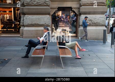 10.05.2018, Sydney, New South Wales, Australien - die Menschen verbringen ihre Mittagspause entlang der Fußgängerzone am Martin Place im Geschäftsviertel von Sydney. [Automatisierte Übersetzung] Stockfoto