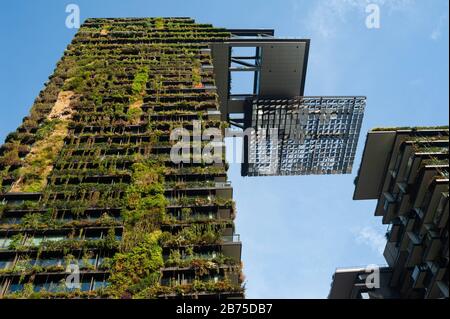 08.05.2018, Sydney, New South Wales, Australien - BLICK auf das One Central Park Gebäude, einen nachhaltigen Komplex aus zwei Wohntürmen mit gemischter Nutzung, einem mehrstöckigen Einkaufszentrum und einer grünen façade. [Automatisierte Übersetzung] Stockfoto