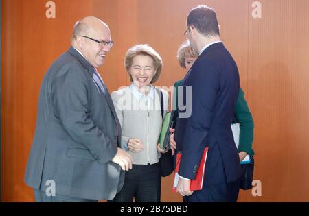 Bundesminister für Wirtschaft und Energie Peter Altmaier, CDU, Linke, lacht vor einer Kabinettssitzung im Kanzleramt mit Bundesverteidigungsministerin Ursula von der Leyen, CDU, Zentrum, Kultusministerin Monika Grueters, CDU, und Bundesgesundheitsminister Jens Spahn, CDU. [Automatisierte Übersetzung] Stockfoto