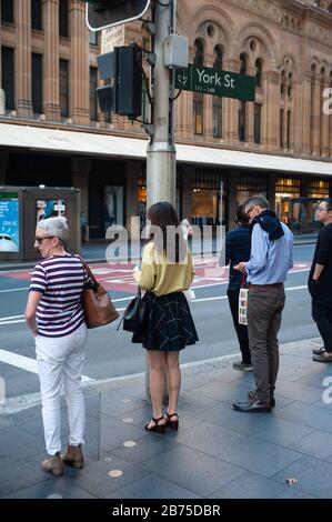 06.05.2018, Sydney, New South Wales, Australien - die Menschen warten an einem Fußgängerübergang im Geschäftsviertel von Sydney. [Automatisierte Übersetzung] Stockfoto