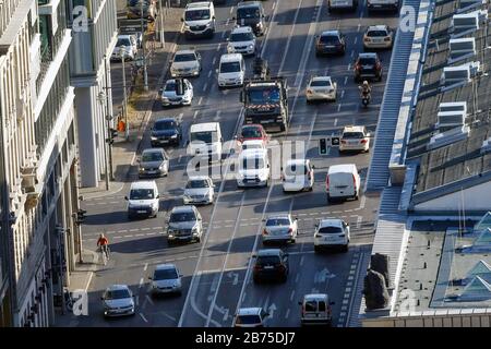 Am 24.10.2018 fahren Autos auf der belebten Leipziger Straße in Berlin. [Automatisierte Übersetzung] Stockfoto