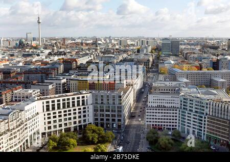 Berlin von oben. Blick auf Berlin mit dem Leipziger Platz im Vordergrund, der Leipziger Straße und dem Berliner Fernsehturm am Alexanderplatz, am 24.10.2018. [Automatisierte Übersetzung] Stockfoto