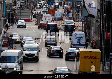 Autos fahren am 24.10.2018 über die belebte Berliner Friedrichstraße. [Automatisierte Übersetzung] Stockfoto