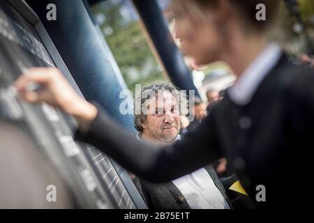 Lena Rödl schreibt auf der Tafel die Namen der Hauptdarstellerinnen der Oberammergauer Passionsspiele 2020, im Hintergrund Spieldirektor Christian Stückl. [Automatisierte Übersetzung] Stockfoto