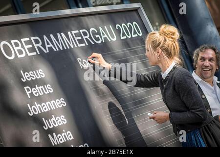 Lena Rödl schreibt auf der Tafel die Namen der Hauptdarstellerinnen der Oberammergauer Passionsspiele 2020, im Hintergrund Spieldirektor Christian Stückl. [Automatisierte Übersetzung] Stockfoto