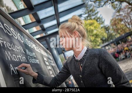 Auf der Tafel schreibt Lena Rödl die Namen der Hauptakteure der Oberammergauer Passionsspiele 2020. [Automatisierte Übersetzung] Stockfoto