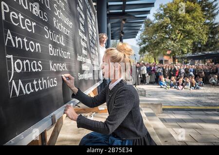 Auf der Tafel schreibt Lena Rödl die Namen der Hauptakteure der Oberammergauer Passionsspiele 2020. [Automatisierte Übersetzung] Stockfoto