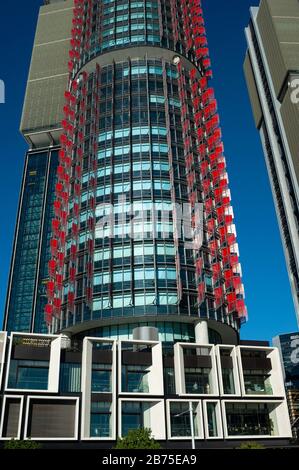 16.09.2018, Sydney, New South Wales, Australien - BLICK auf moderne Wohnhäuser und Bürotürme entlang der Fußgängerzone auf dem Wulugul Walk in Barangaroo South. Die Gebäude befinden sich am Ufer des Darling Harbour und die International Towers sind im Hintergrund hoch. [Automatisierte Übersetzung] Stockfoto