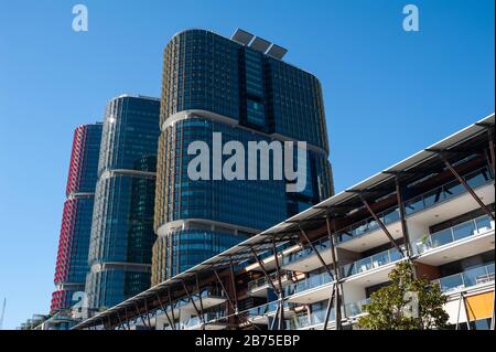 16.09.2018, Sydney, New South Wales, Australien - BLICK auf moderne Wohnhäuser, Bürotürme und Restaurants entlang der Fußgängerzone auf dem Wulugul Walk in Barangaroo South. Die Gebäude befinden sich am Ufer des Darling Harbour und die International Towers sind im Hintergrund hoch. [Automatisierte Übersetzung] Stockfoto
