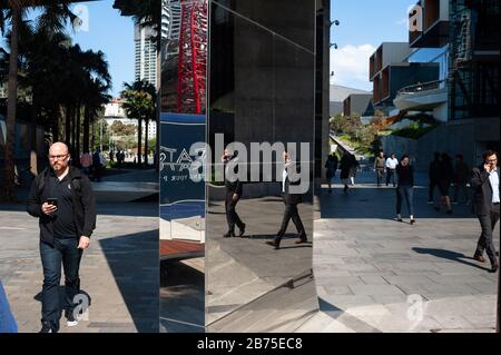 17.09.2018, Sydney, New South Wales, Australien - Fußgänger spiegeln sich in überdimensionalen Spiegeln im Gebiet der Cockle Bay im Darling Harbour wider. [Automatisierte Übersetzung] Stockfoto