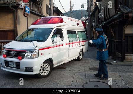 23.12.2017, Kyoto, Japan, Asien - EINE Verkehrsaufsicht regelt den Verkehr an einer Kreuzung in der Altstadt von Kyoto. [Automatisierte Übersetzung] Stockfoto