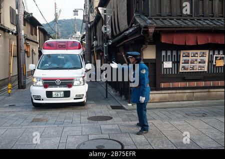 23.12.2017, Kyoto, Japan, Asien - EINE Verkehrsaufsicht regelt den Verkehr an einer Kreuzung in der Altstadt von Kyoto. [Automatisierte Übersetzung] Stockfoto