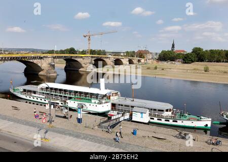 Blick auf die Elbe bei Ebbe, am 22.08.2018. Davor steht der Raddampfer 'Dresden'. [Automatisierte Übersetzung] Stockfoto