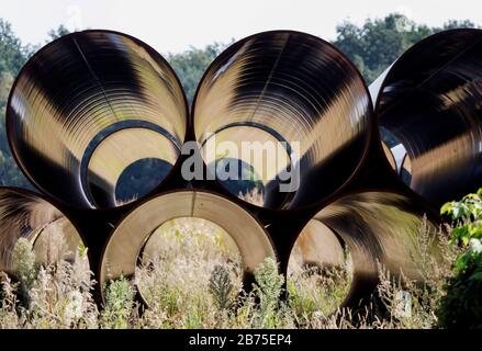 Blick auf die in der Nähe der Stadt Bindow in Brandenburg in einem offenen Lagerbereich gelegenen Pipelines und den Bau der European Gas Link, EUGAL, steht bevor. Die Pipeline soll etwa 480 Kilometer von der Ostsee durch Mecklenburg-Vorpommern und Brandenburg bis in den Süden Sachsens und von dort über die Grenze nach Tschechien führen. Die erste Linie der EUGAL soll bis Ende 2019 fertiggestellt werden. Das Erdgas für EUGAL wird über die Nord Stream 2-Pipeline durch die Ostsee geliefert. [Automatisierte Übersetzung] Stockfoto