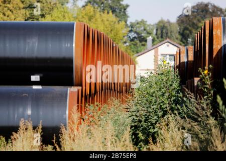 Blick auf die in der Nähe der Stadt Bindow in Brandenburg in einem offenen Lagerbereich gelegenen Pipelines und den Bau der European Gas Link, EUGAL, steht bevor. Die Pipeline soll etwa 480 Kilometer von der Ostsee durch Mecklenburg-Vorpommern und Brandenburg bis in den Süden Sachsens und von dort über die Grenze nach Tschechien führen. Die erste Linie der EUGAL soll bis Ende 2019 fertiggestellt werden. Das Erdgas für EUGAL wird über die Nord Stream 2-Pipeline durch die Ostsee geliefert. [Automatisierte Übersetzung] Stockfoto