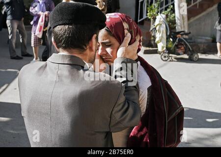 Ein Vater konsolt seine Tochter im Hof der Michaelispfarrei in Baku. [Automatisierte Übersetzung] Stockfoto