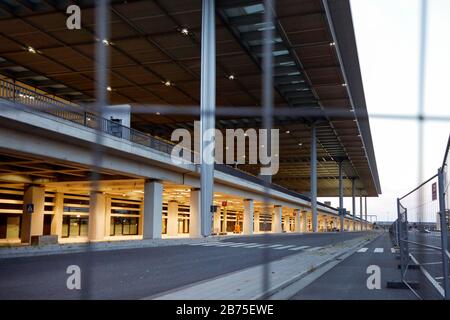 Ungenutzte Gebäude am BER Airport Berlin Brandenburg, 01.08.2018.ber Airport soll den Flughafen Schönefeld, dessen Gelände er teilweise umfasst, und den Flughafen Tegel ersetzen. DER ber soll 2020 nach vielen Aufschiebungen des Eröffnungstermons eröffnet werden. [Automatisierte Übersetzung] Stockfoto