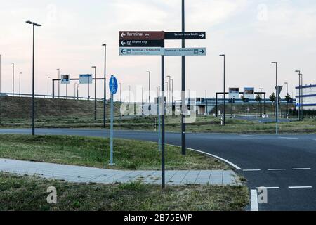 Ungenutzte leere Straßen am BER Airport Berlin Brandenburg, 01.08.2018. Der Flughafen ber soll den Flughafen Schönefeld, dessen Gelände er teilweise überdeckt, und den Flughafen Tegel ersetzen. DER ber soll 2020 nach vielen Aufschiebungen des Eröffnungstermons eröffnet werden. [Automatisierte Übersetzung] Stockfoto