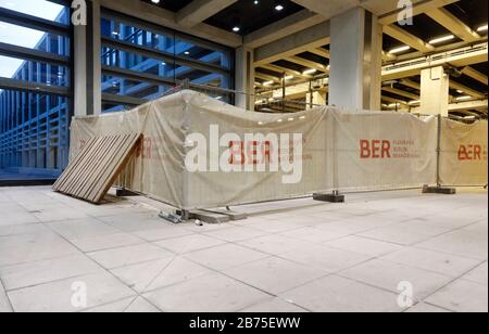 Baustelle BER Airport Berlin Brandenburg, 01.08.2018, im Hintergrundsperrenraster mit BER-Logos. Der Flughafen ber soll den Flughafen Schönefeld, von dem er teilweise das Gelände überdeckt, und den Flughafen Tegel ersetzen. DER ber soll 2020 nach vielen Aufschiebungen des Eröffnungstermons eröffnet werden. [Automatisierte Übersetzung] Stockfoto