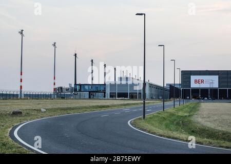 Ungenutzte leere Straßen am BER Airport Berlin Brandenburg, 01.08.2018. Der Flughafen ber soll den Flughafen Schönefeld, dessen Gelände er teilweise überdeckt, und den Flughafen Tegel ersetzen. DER ber soll 2020 nach vielen Aufschiebungen des Eröffnungstermons eröffnet werden. [Automatisierte Übersetzung] Stockfoto