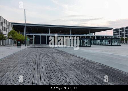 Ungenutzte Gebäude am BER Airport Berlin Brandenburg, 01.08.2018.ber Airport soll den Flughafen Schönefeld, dessen Gelände er teilweise umfasst, und den Flughafen Tegel ersetzen. DER ber soll 2020 nach vielen Aufschiebungen des Eröffnungstermons eröffnet werden. [Automatisierte Übersetzung] Stockfoto