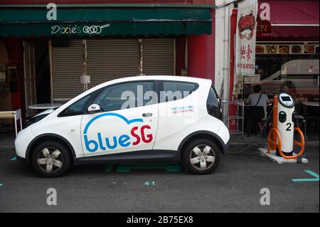 04.04.2018, Singapur, Republik Singapur, Asien - ein Elektrofahrzeug von Blue SG wird an einer Ladestation in Chinatown aufgeladen. Blue SG ist Singapurs erster Car-Sharing-Anbieter für 100-Elektroautos mit 2000 Ladestationen in der Stadt. [Automatisierte Übersetzung] Stockfoto