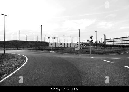 Ungenutzte leere Straßen am BER Airport Berlin Brandenburg, 01.08.2018. Der Flughafen ber soll den Flughafen Schönefeld, dessen Gelände er teilweise überdeckt, und den Flughafen Tegel ersetzen. DER ber soll 2020 nach vielen Aufschiebungen des Eröffnungstermons eröffnet werden. [Automatisierte Übersetzung] Stockfoto