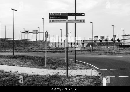 Ungenutzte leere Straßen am BER Airport Berlin Brandenburg, 01.08.2018. Der Flughafen ber soll den Flughafen Schönefeld, dessen Gelände er teilweise überdeckt, und den Flughafen Tegel ersetzen. DER ber soll 2020 nach vielen Aufschiebungen des Eröffnungstermons eröffnet werden. [Automatisierte Übersetzung] Stockfoto