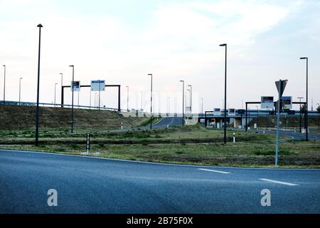 Ungenutzte leere Straßen am BER Airport Berlin Brandenburg, 01.08.2018. Der Flughafen ber soll den Flughafen Schönefeld, dessen Gelände er teilweise überdeckt, und den Flughafen Tegel ersetzen. DER ber soll 2020 nach vielen Aufschiebungen des Eröffnungstermons eröffnet werden. [Automatisierte Übersetzung] Stockfoto