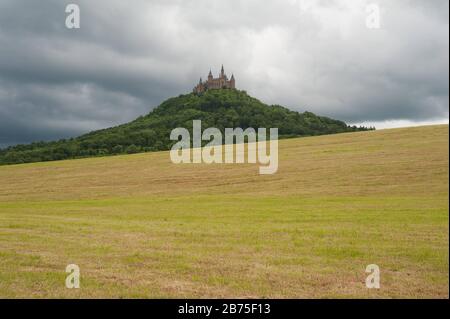 06.06.2017, Hechingen, Baden-Württemberg, Deutschland, Europa - BLICK auf die Burg von der Burg von der gleichnamigen Zeugenberg zwischen den Städten Hechingen und Bisingen im Zollernalbkreis. Die Burg war in ihrer Zeit die Stammburg der Prußen. [Automatisierte Übersetzung] Stockfoto