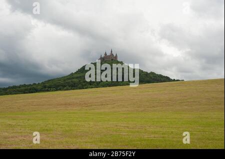 06.06.2017, Hechingen, Baden-Württemberg, Deutschland, Europa - BLICK auf die Burg von der Burg von der gleichnamigen Zeugenberg zwischen den Städten Hechingen und Bisingen im Zollernalbkreis. Die Burg war in ihrer Zeit die Stammburg der Prußen. [Automatisierte Übersetzung] Stockfoto