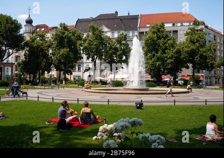 09.06.2018, Berlin, Deutschland, Europa - am Viktoria-Luise-Platz im Berliner Bezirk Schönenberg sonnen die Menschen. [Automatisierte Übersetzung] Stockfoto