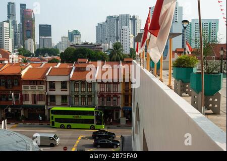 19.07.2018, Singapur, Republik Singapur, Asien - EIN Blick von oben auf traditionelle Ladenhäuser im Chinatown-Viertel von Singapur und moderne Hochhäuser im Hintergrund. [Automatisierte Übersetzung] Stockfoto