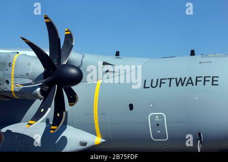 Blick auf einen Airbus A400M der Luftwaffe im Militärteil des Berliner Flughafens Tegel. [Automatisierte Übersetzung] Stockfoto