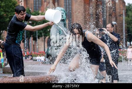 Wasserhungrige Teilnehmer der diesjährigen Wasserschlacht am Berliner Neptun Brunnen werden sich am 17.06.2018 bei Sommertemperaturen abkühlen. Eimer und große Wasserpistolen sind ideale Helfer, um sich gegenseitig zu benetzen. [Automatisierte Übersetzung] Stockfoto