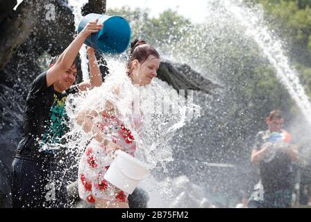 Wasserhungrige Teilnehmer der diesjährigen Wasserschlacht am Berliner Neptun Brunnen werden sich am 17.06.2018 bei Sommertemperaturen abkühlen. Eimer und große Wasserpistolen sind ideale Helfer, um sich gegenseitig zu benetzen. [Automatisierte Übersetzung] Stockfoto